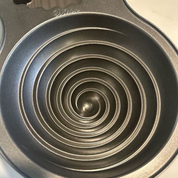 Wilton Giant Cupcake Pan 3-D Non-Stick Birthday Swirl - Excellent Condition - Picture 8 of 8